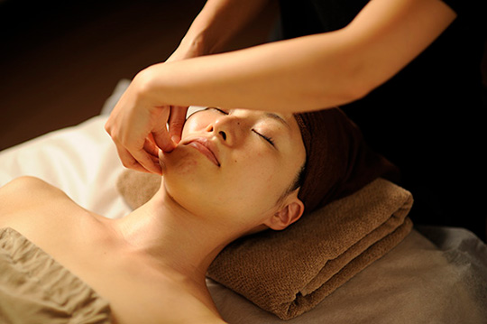 育乳マッサージに次いでリフトアップフェイシャルマッサージも大人気